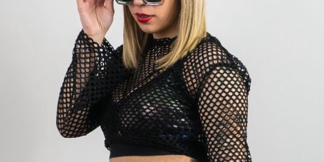 Sofi Giráldez alta como vocalista en Grupo Pentágono