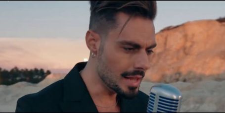 Ángel Sevilla presenta su última producción 'Quién debe partir'