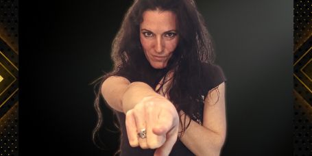 Ana, cantante y violinista da el cierre de la delantera de INVICTUS 